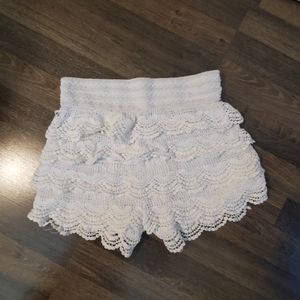 Scalloped lace white shorts